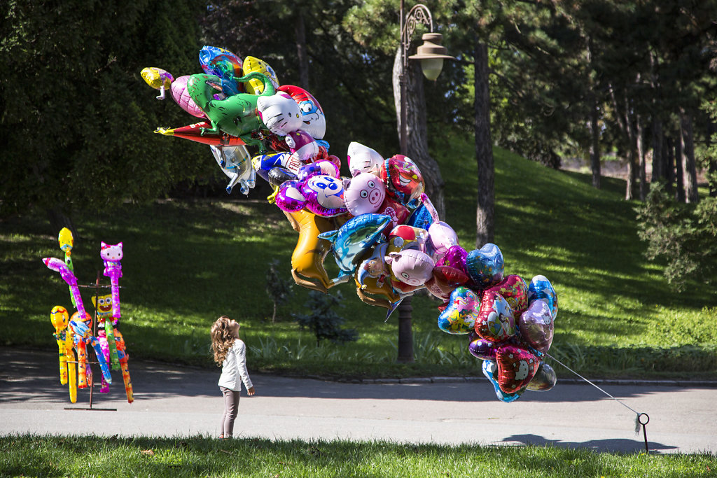 kind-vor-luftballons.jpg